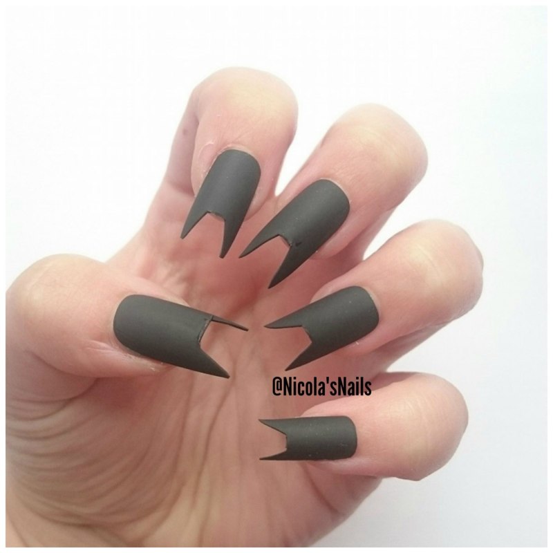 Мраморный маникюр черный с белым