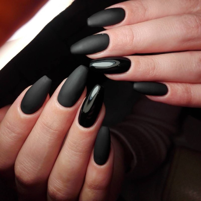 Маникюр с черными полосками
