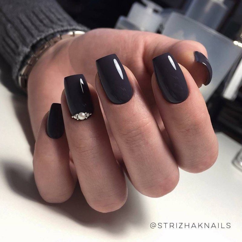 Черные матовые ногти