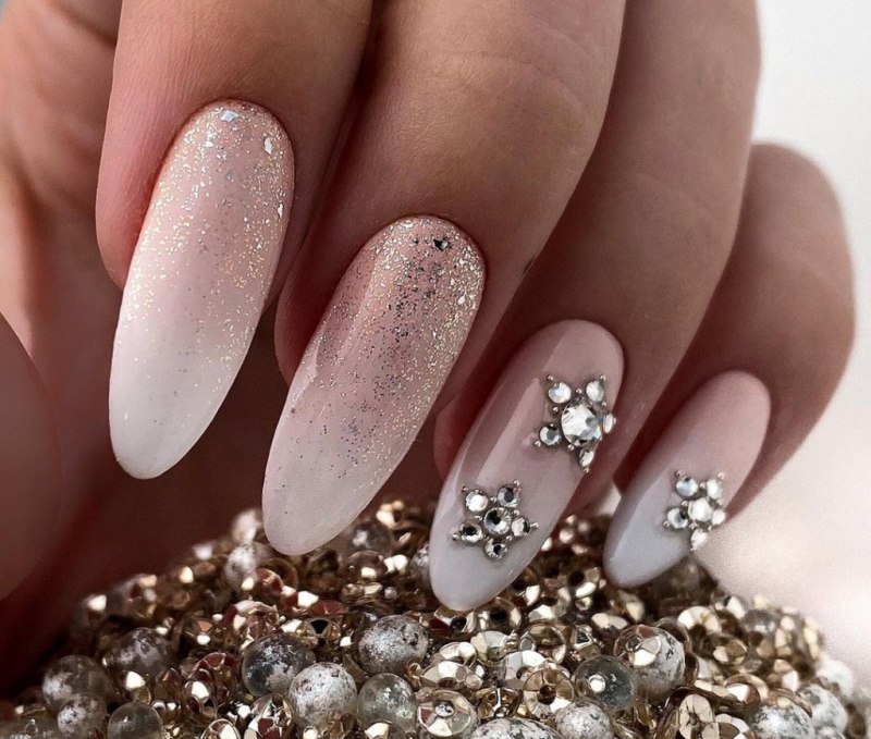 Ногти со стразами 2020