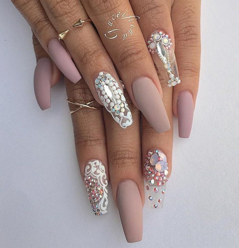 Наращивание ногтей с камнями