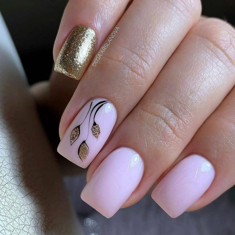 Маникюр синий матовый с золотом