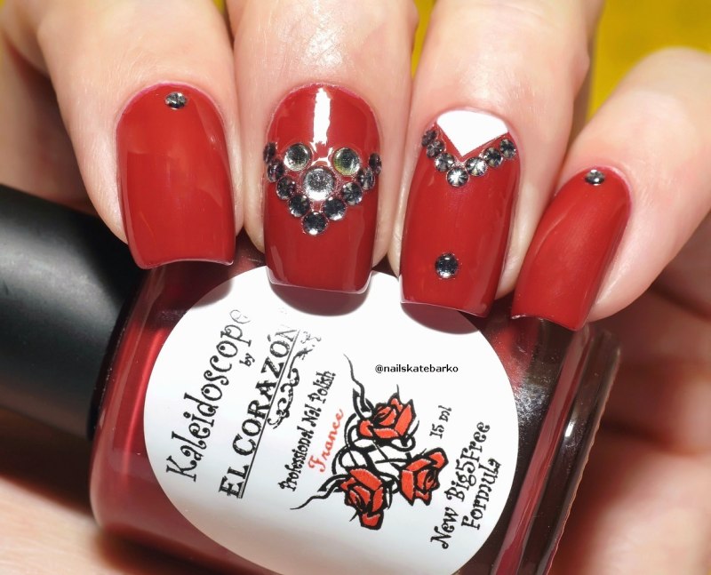 Маникюр в черно золотом стиле