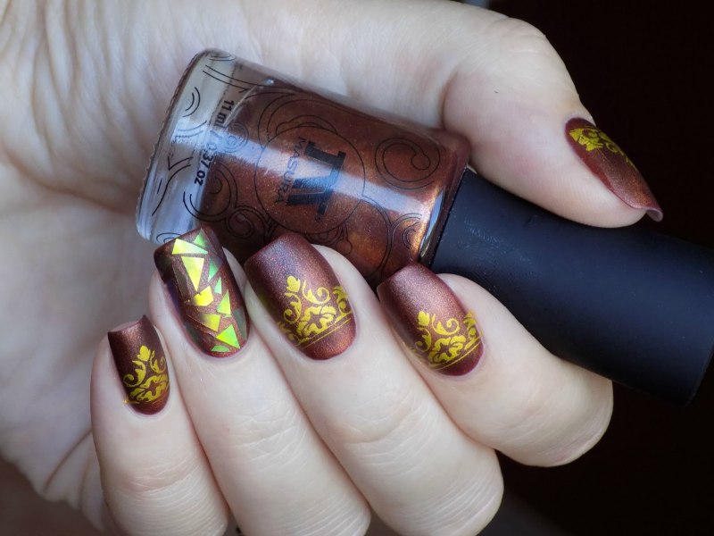 Серебристый маникюр со стразами