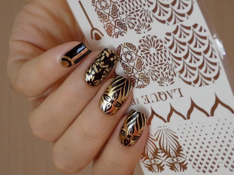 Маникюр с золотыми узорами