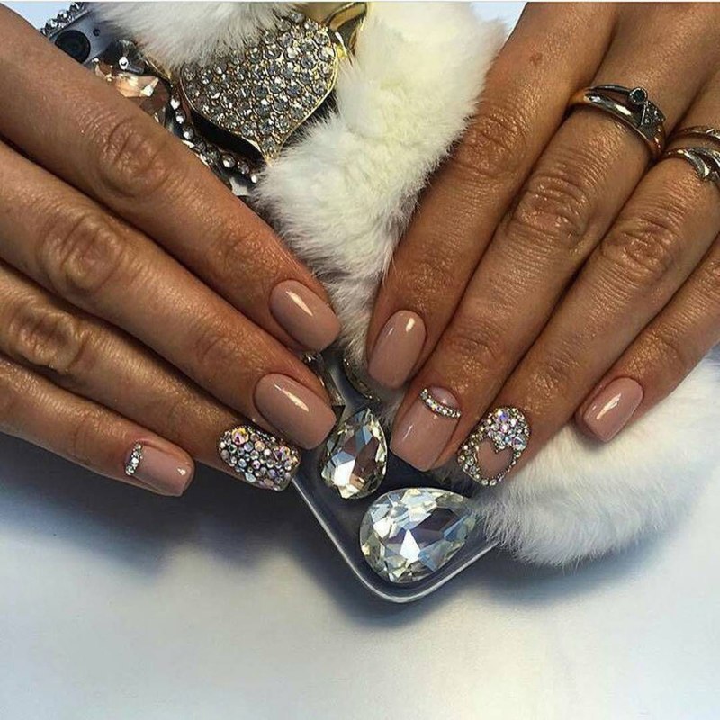 Ногти чёрные с золотыми наклейками