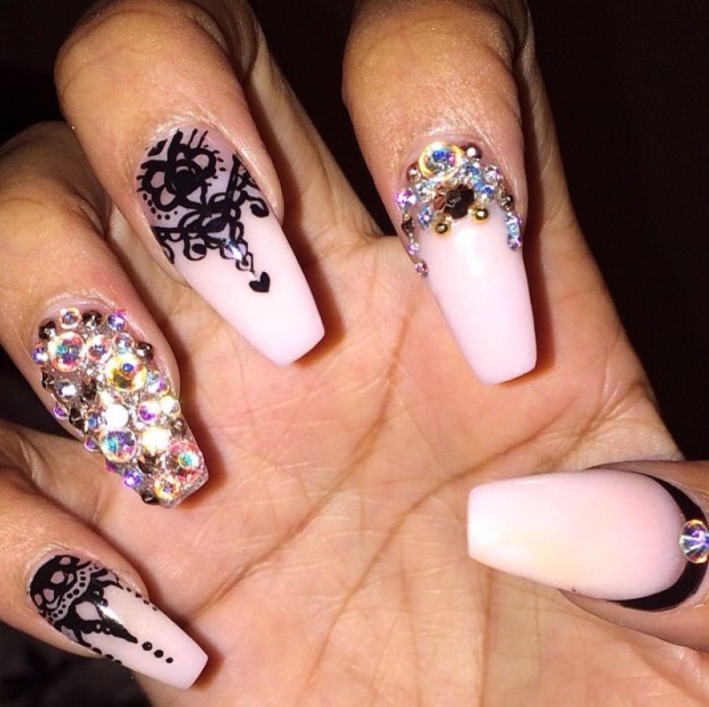 Маникюр Меган Маркл