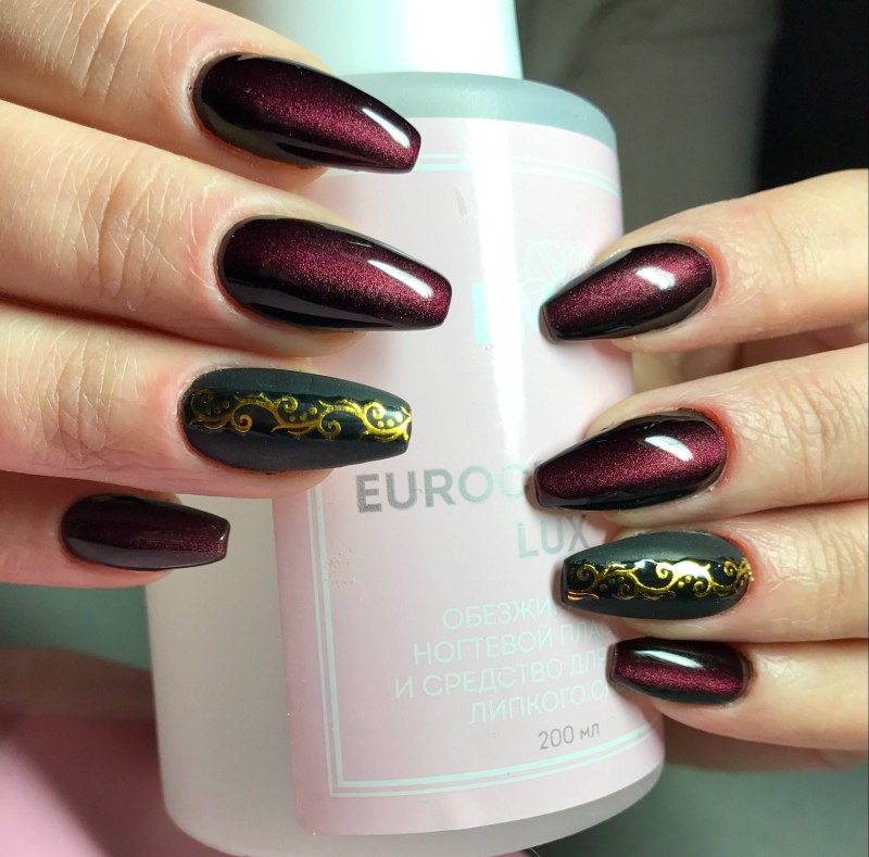 Ногти красные с золотом