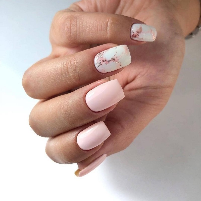 Маникюр в светлых тонах