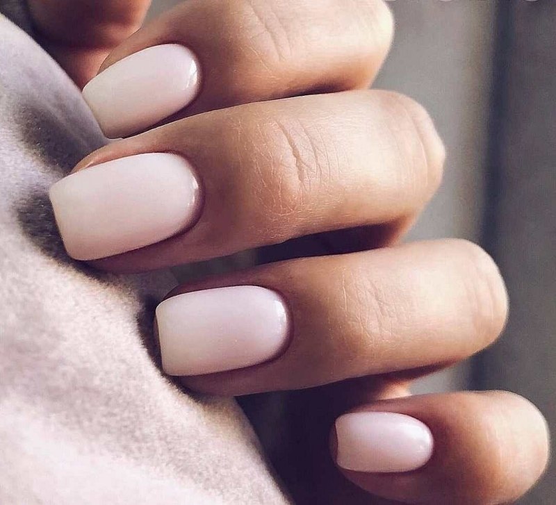 Светлые квадратные ногти