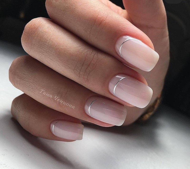Нежный маникюр с полосками