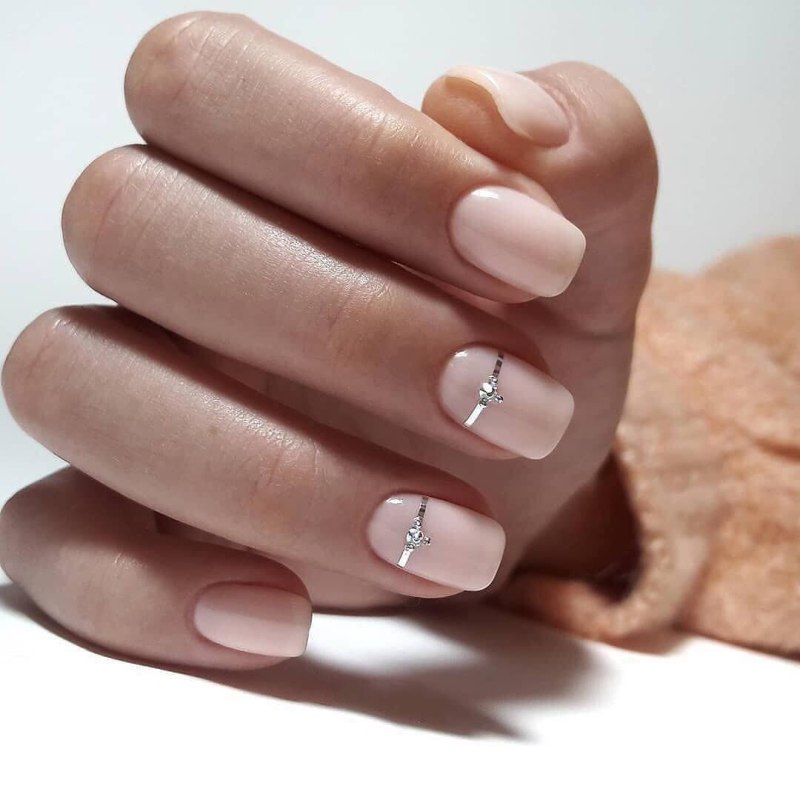 Летний маникюр в светлых тонах