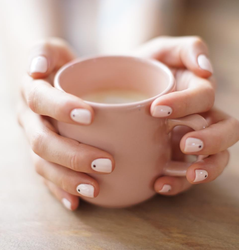 Кружка в руках с маникюром