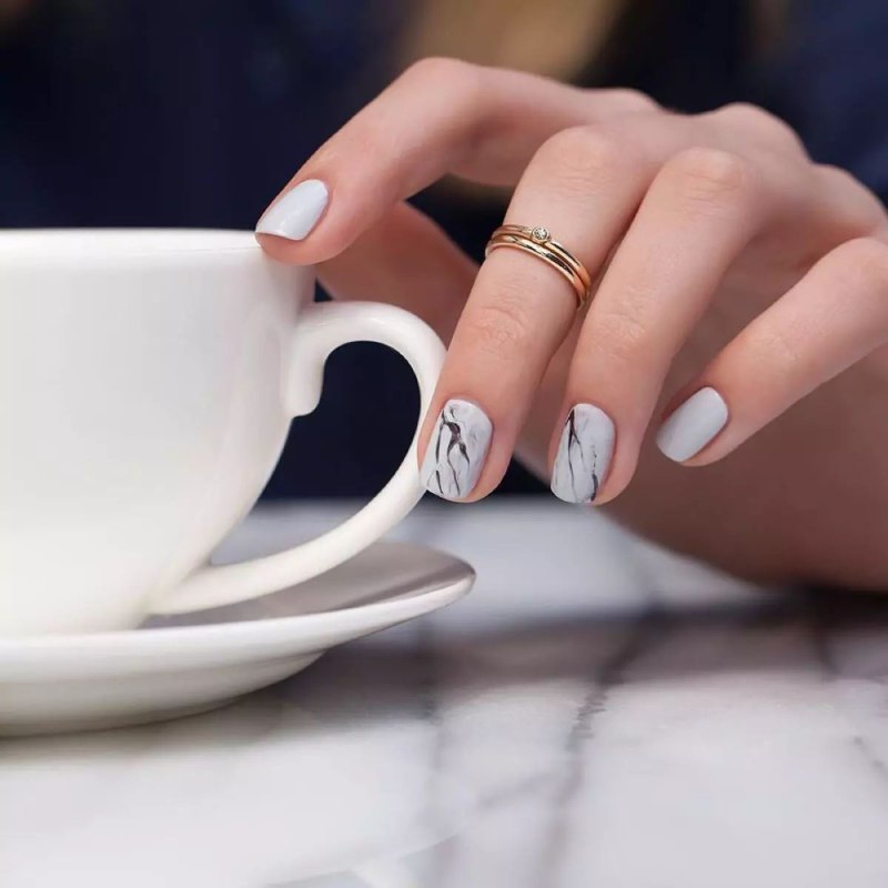 Красивые женские руки с маникюром