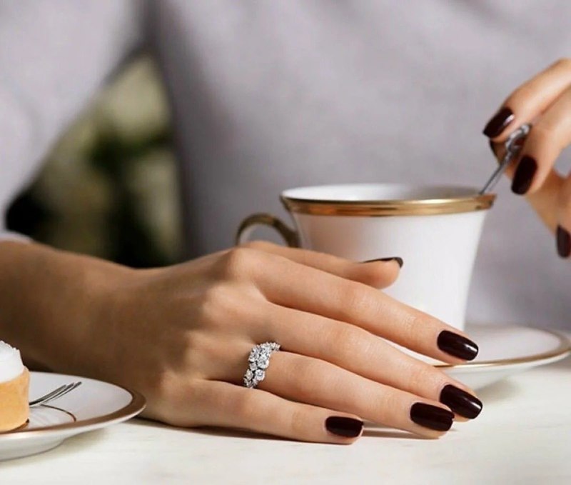 Нюдовый маникюр на коротких женщина