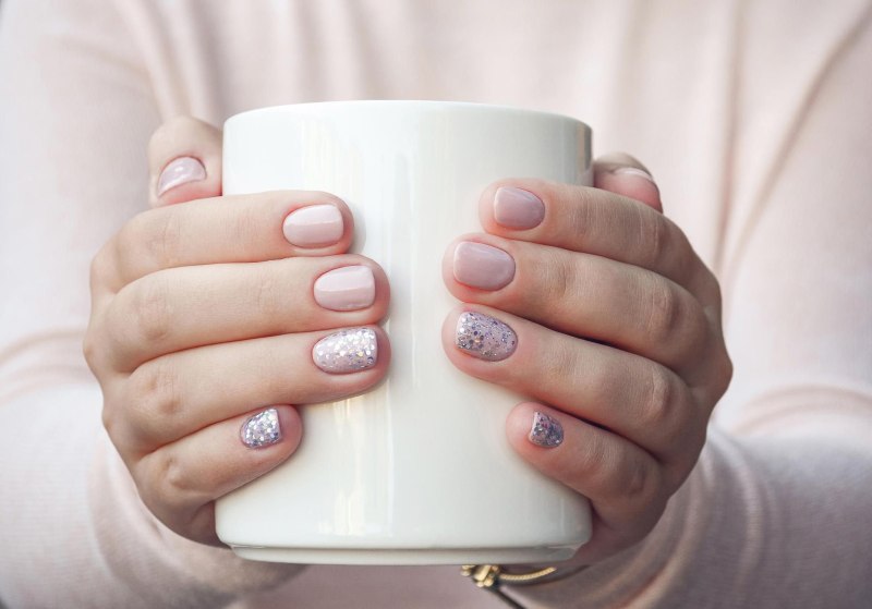 Маникюр с чашкой в руках