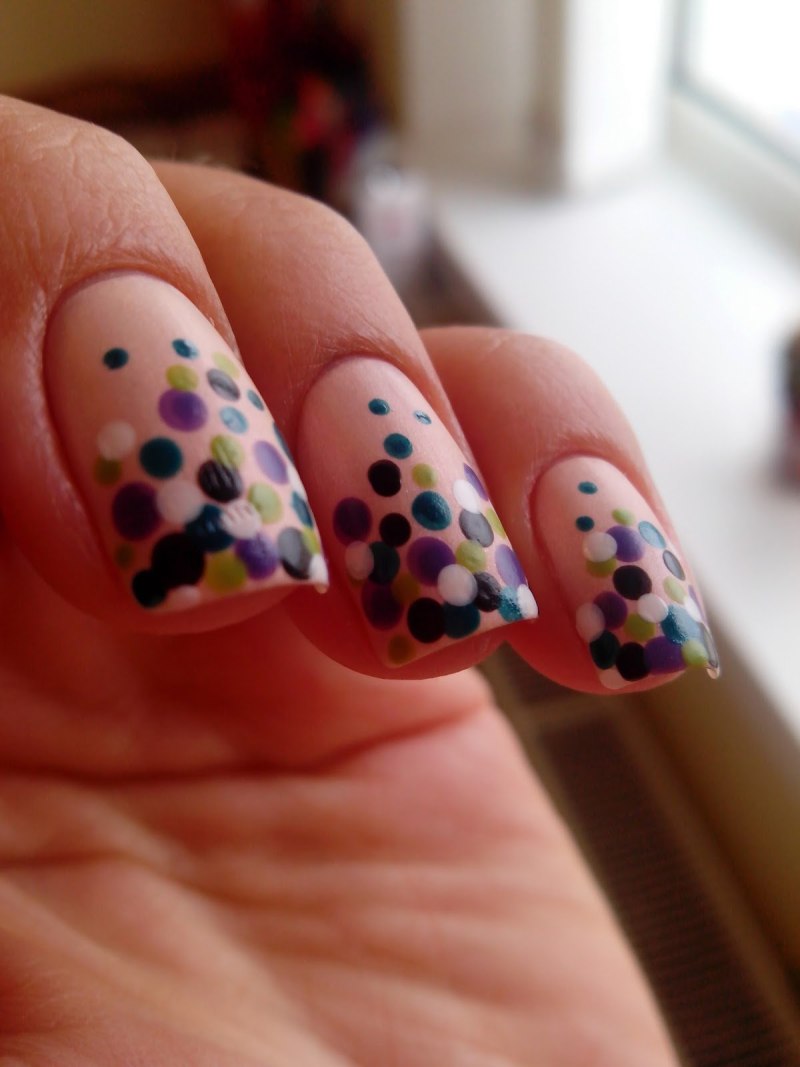 Маникюр с цветными кружочками