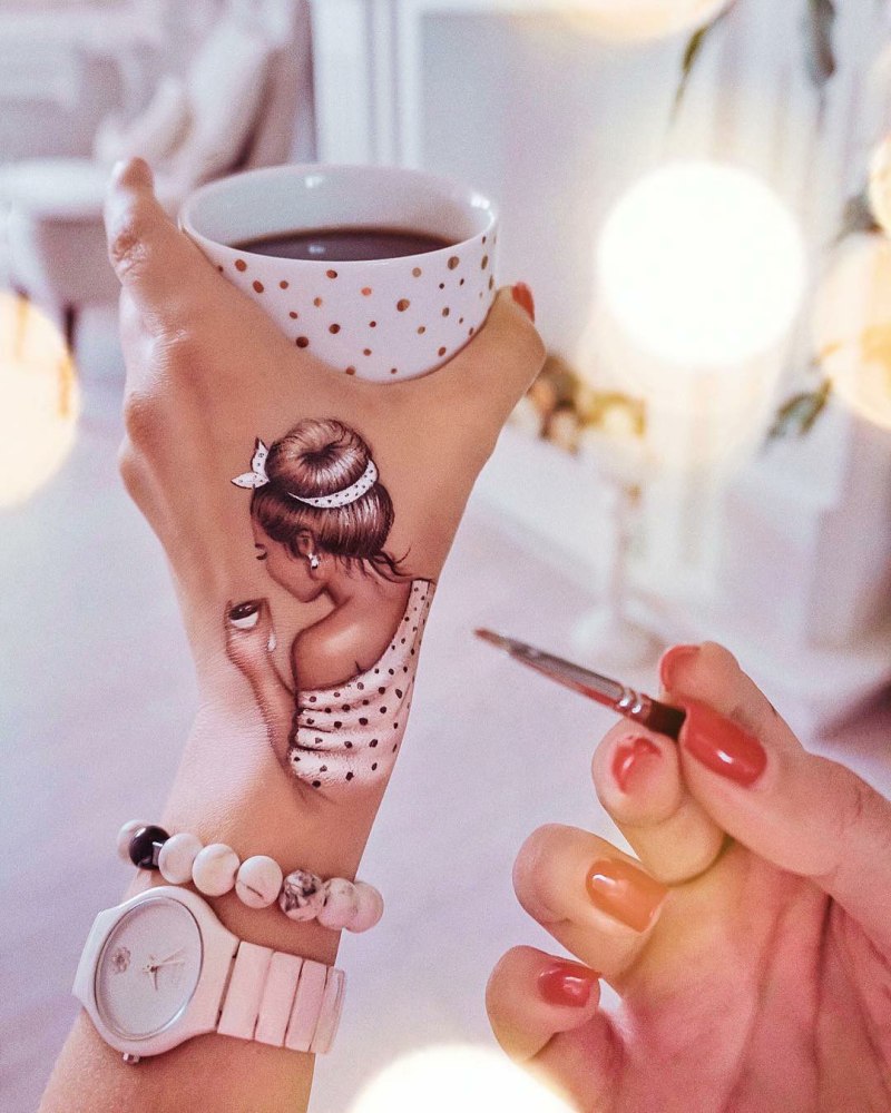 Чашка кофе на ногтях
