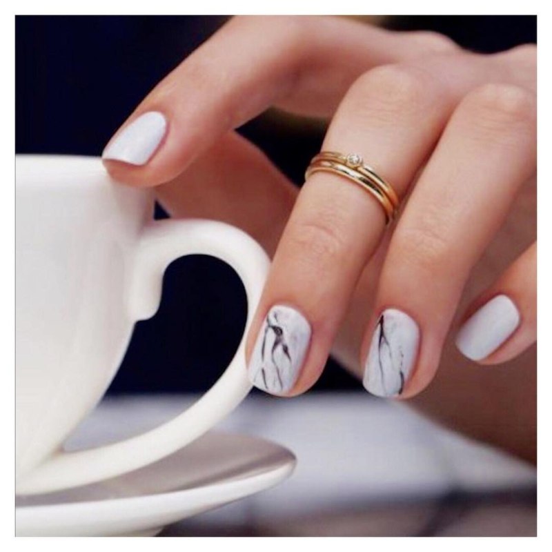 Чашка кофе в руках