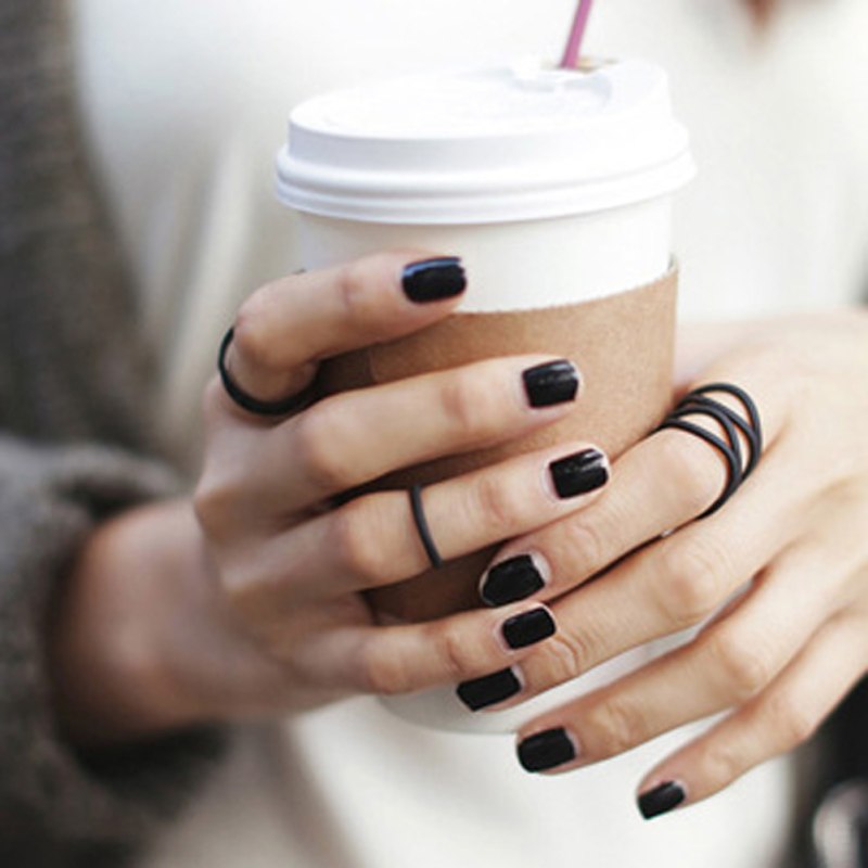 Красивый маникюр и чашка