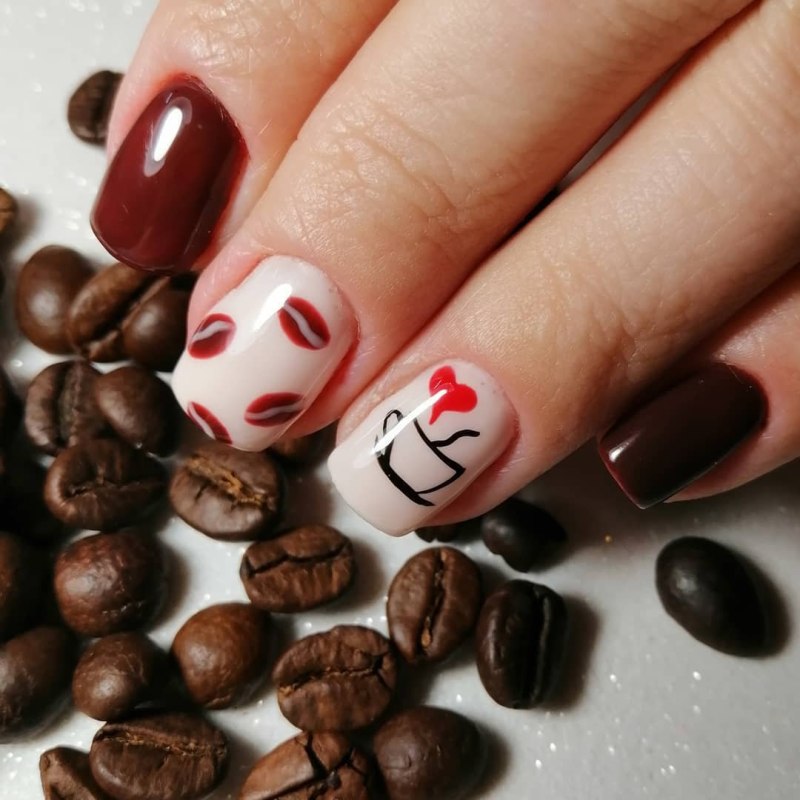 Кофейные зерна на ногтях