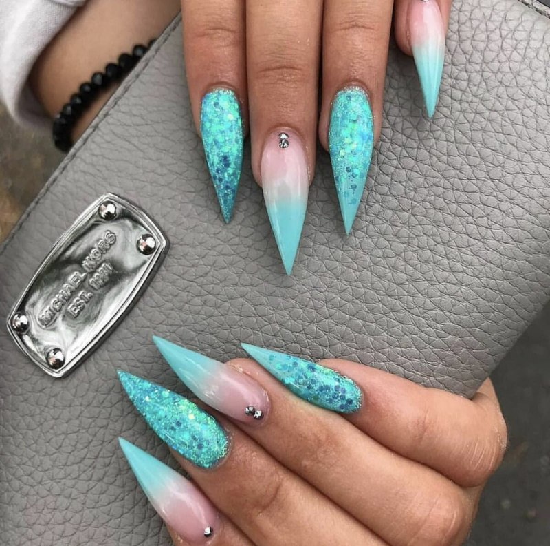 Розовые ногти острые