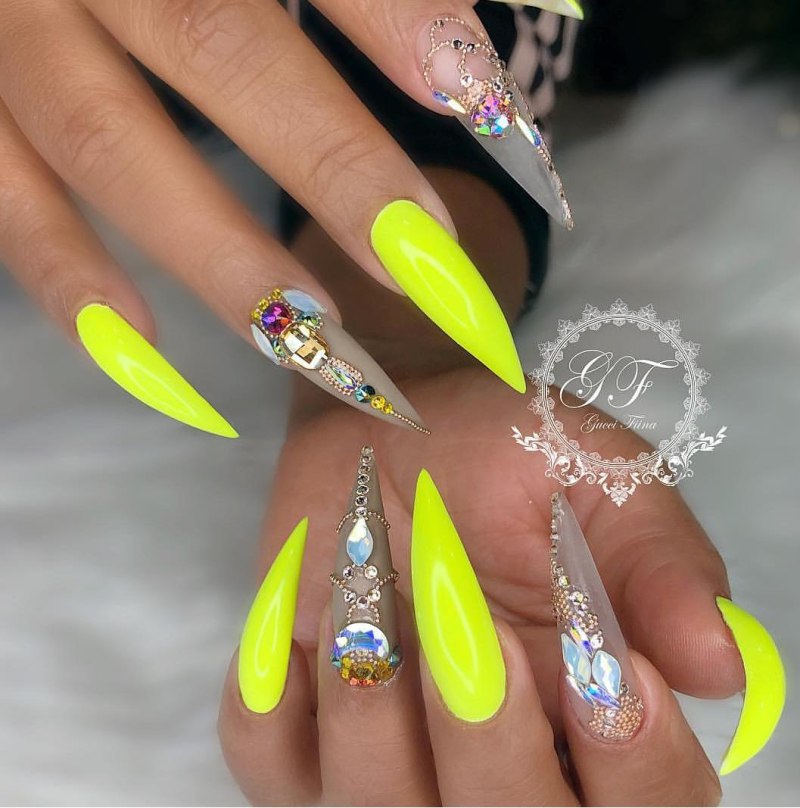 Розовые ногти острые