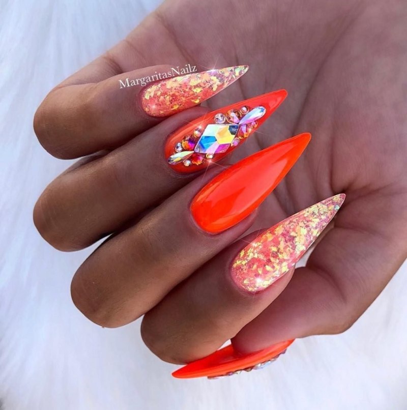 Красивые яркие длинные ногти