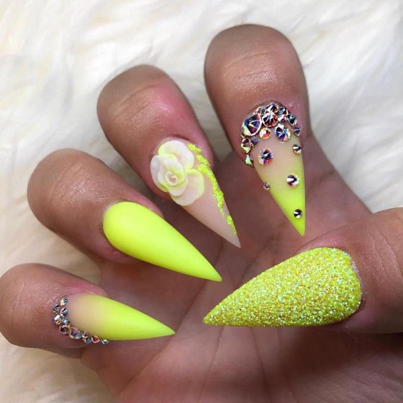 Яркий маникюр на длинные острые ногти