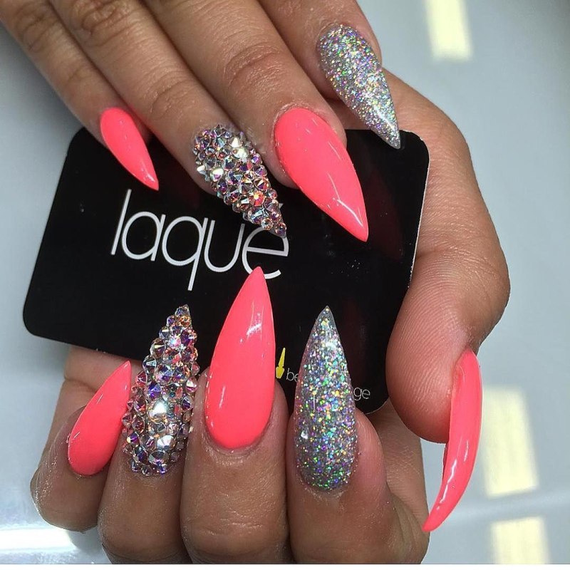 Ногти острые яркие