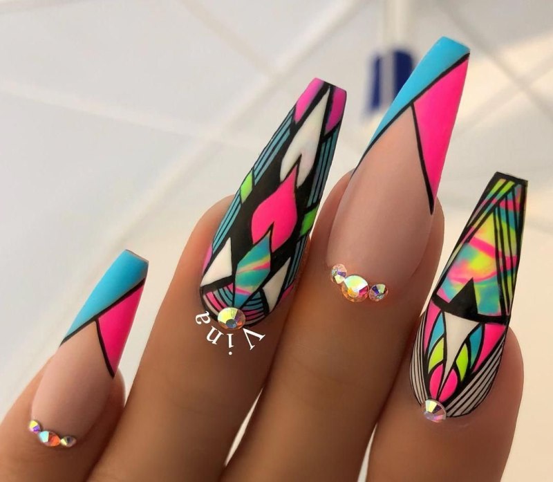 Ногти острые яркие