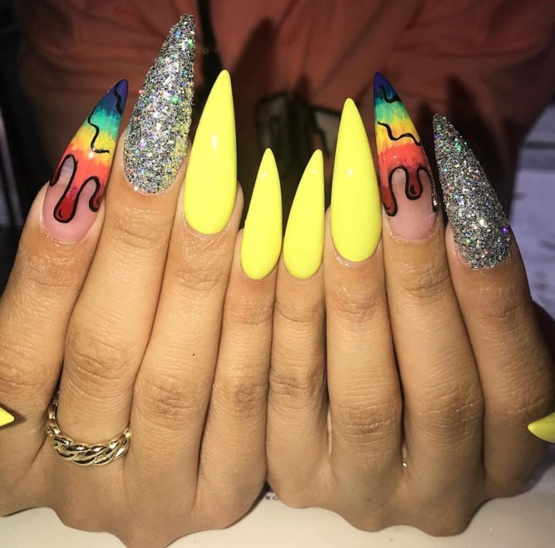 Розовый маникюр на миндалевидных ногтях