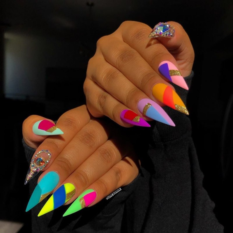 Ногти острые яркие