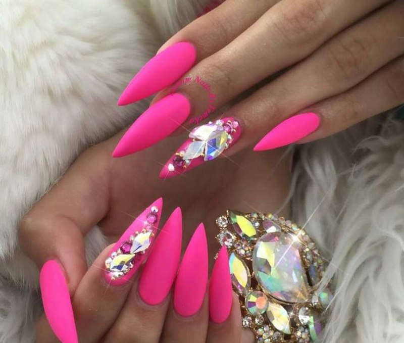 Маникюр миндаль яркий