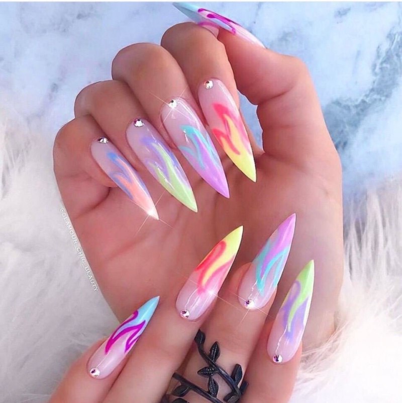 Ногти острые яркие