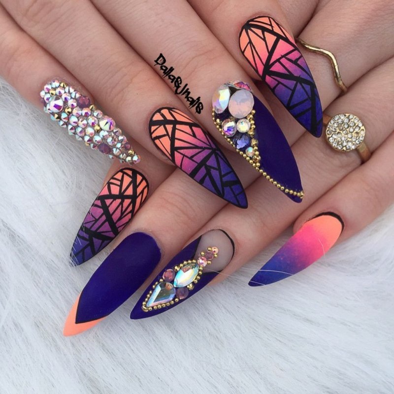 Разноцветные ногти острые