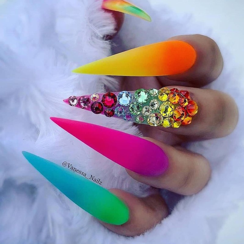 Ногти острые яркие