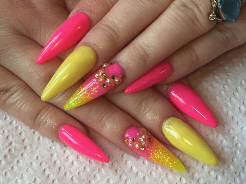 Яркий маникюр на длинные острые ногти