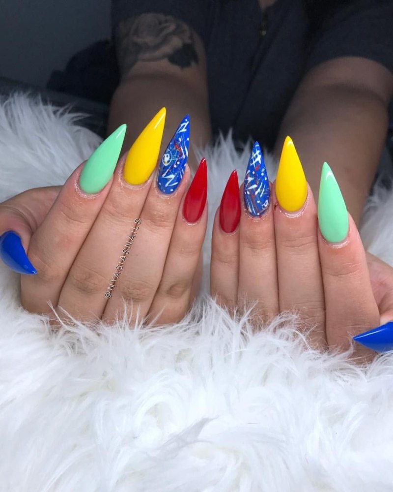 Летний маникюр на острые ногти