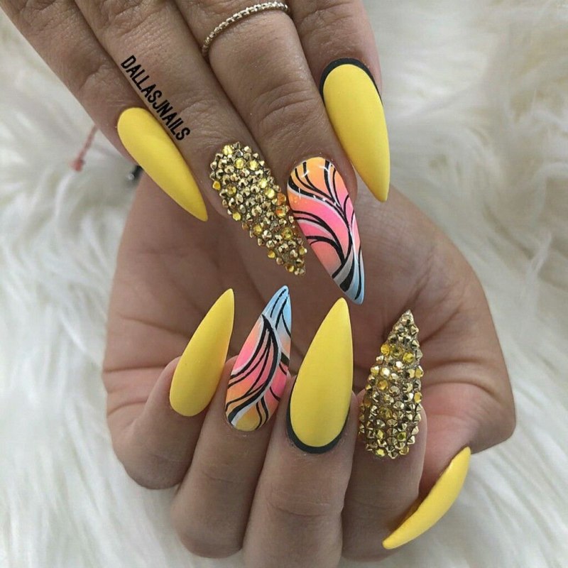 Яркие ногти со стразами