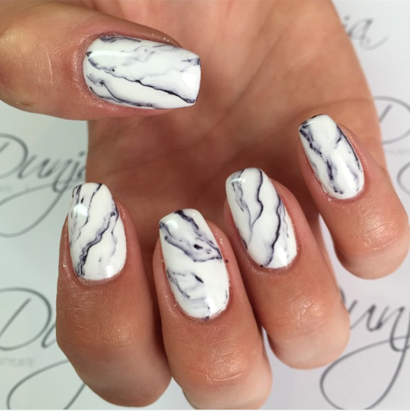 Красивый мраморный маникюр