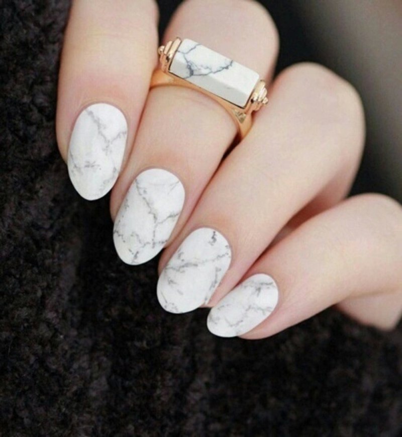 Маникюр мрамор 2022 мраморный