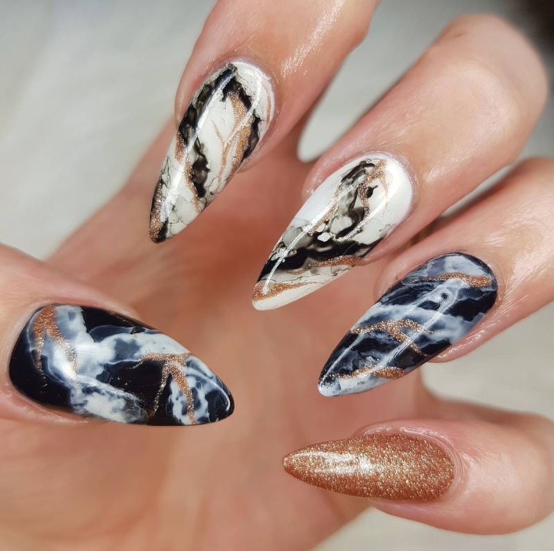 Маникюр 2021 миндаль мрамор