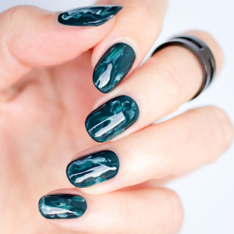 Белый мрамор на ногтях