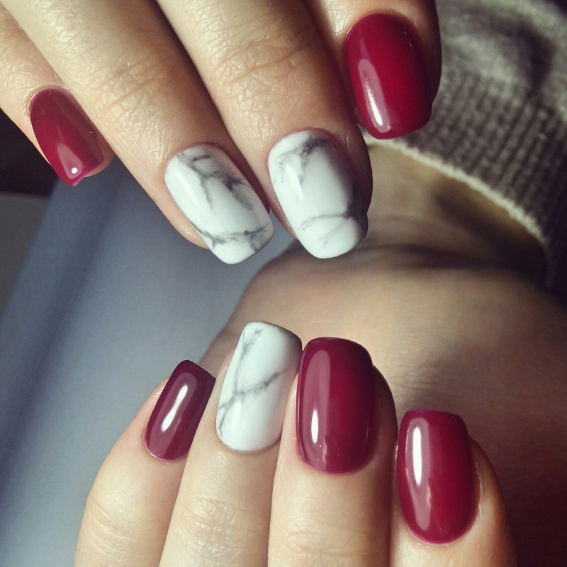 Нюдовый маникюр с мрамором на миндаль