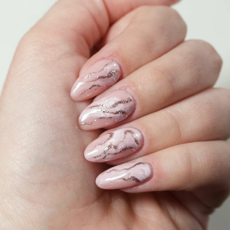 Маникюр нюдовый кварц