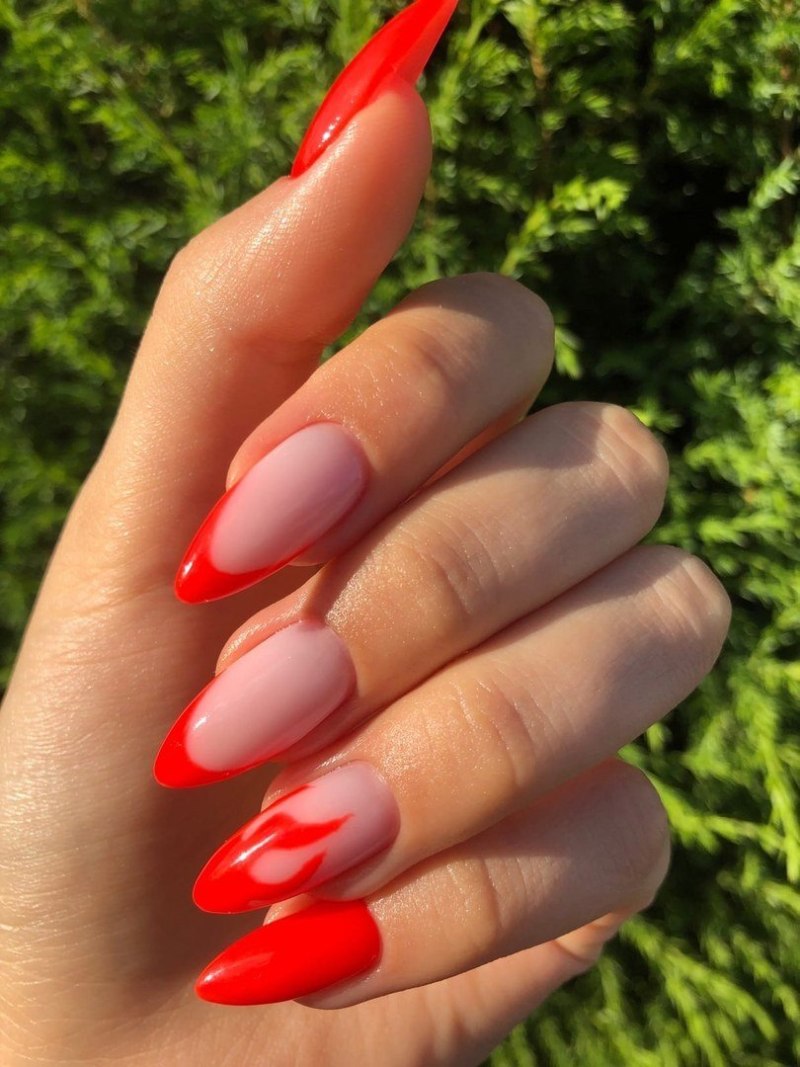 Красный френч на миндалевидных ногтях 2021
