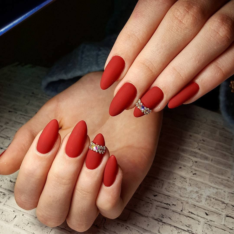 Красный френч на миндалевидных 2021