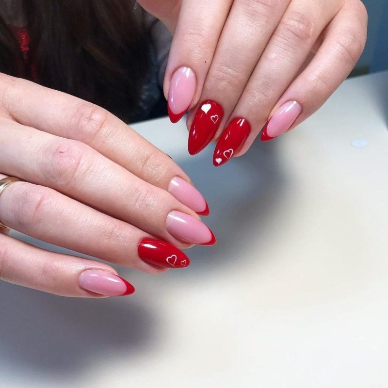 Красный френч на миндалевидных ногтях 2021