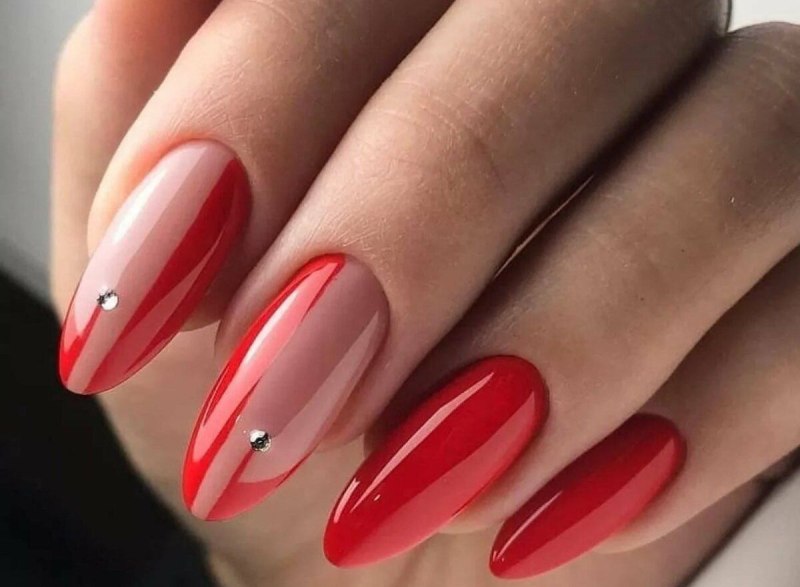 Красный френч на миндалевидных 2021